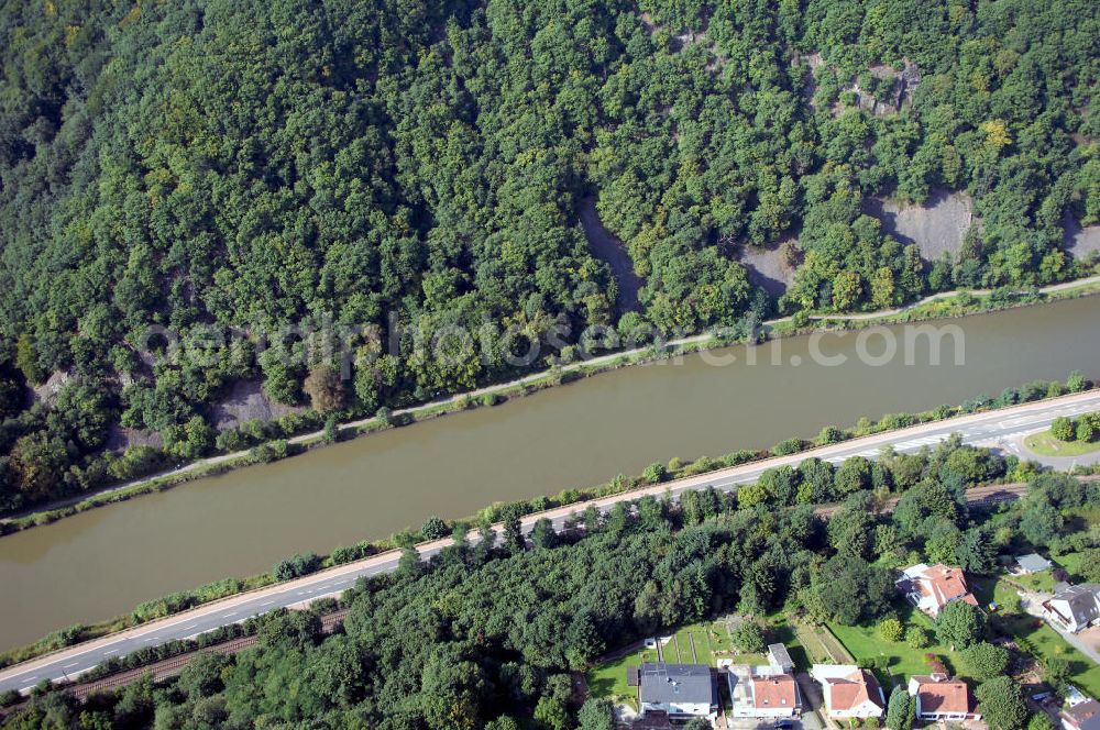 Aerial image Mettlach OT Saarhölzbach - Blick aus Südosten über die Saar auf bewaldeten Steilhang bzw. natürlichen Schutthang am Lutwinus-Wald.