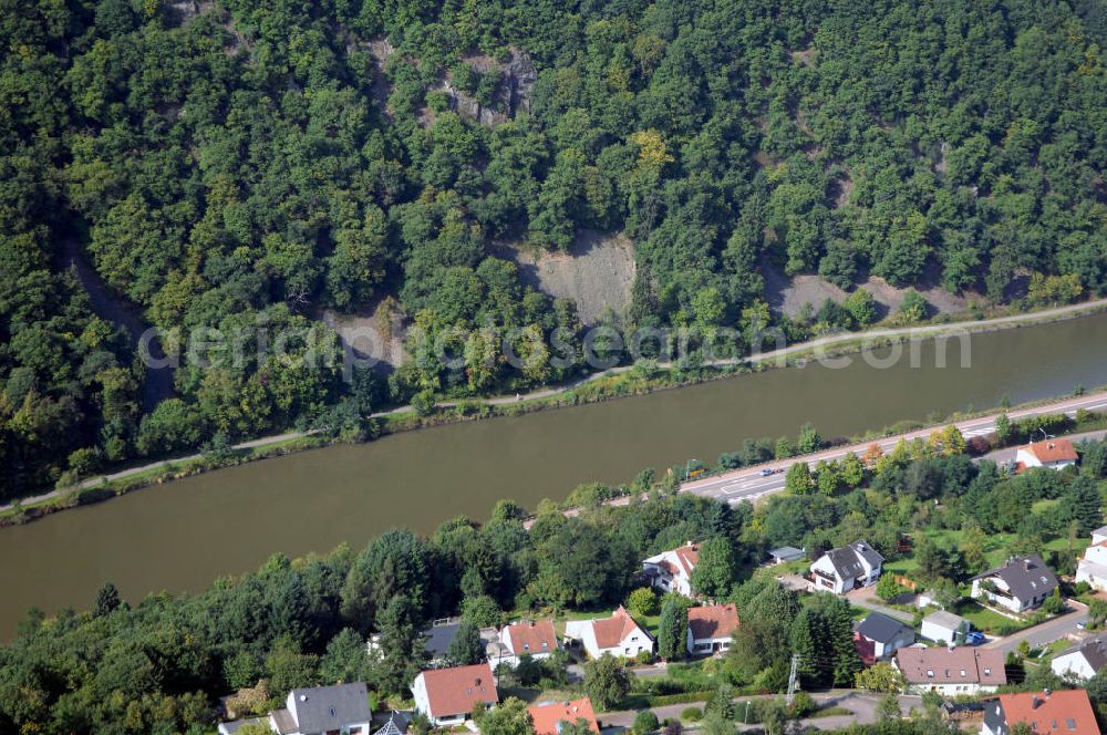 Mettlach OT Saarhölzbach from above - Blick aus Südosten über die Saar auf bewaldeten Steilhang bzw. natürlichen Schutthang am Lutwinus-Wald.