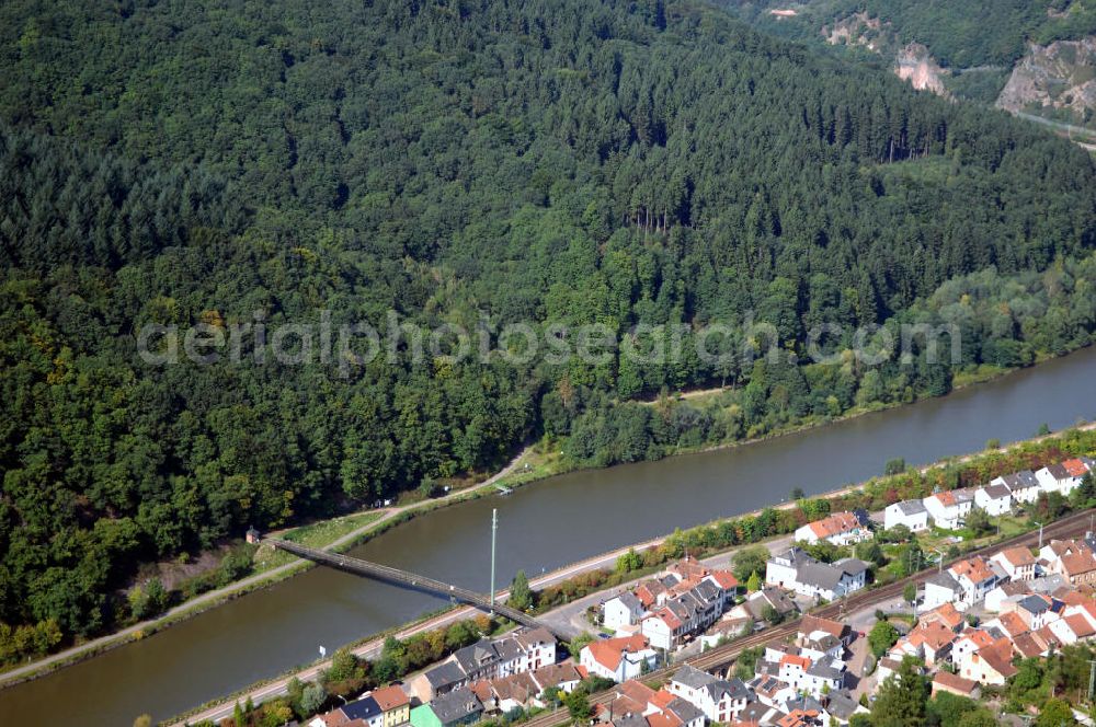 Mettlach OT Saarhölzbach from above - Blick aus Südosten über die Saar auf bewaldeten Steilhang bzw. natürlichen Schutthang am Lutwinus-Wald.