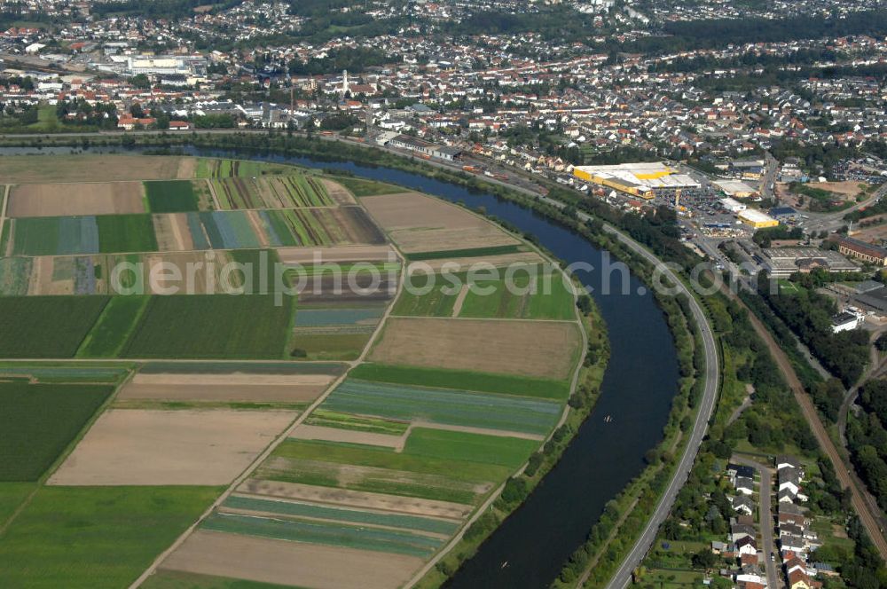 Saarlouis from above - Blick aus Süden entlang der Saar in Saarlouis-Fraulautern im Saarland. Am linken Saarufer erstrecken sich landwirtschaftliche Nutzflächen. Am rechten Ufer erstreckt sich der Stadtteil Fraulautern. View from south along the Saar river.