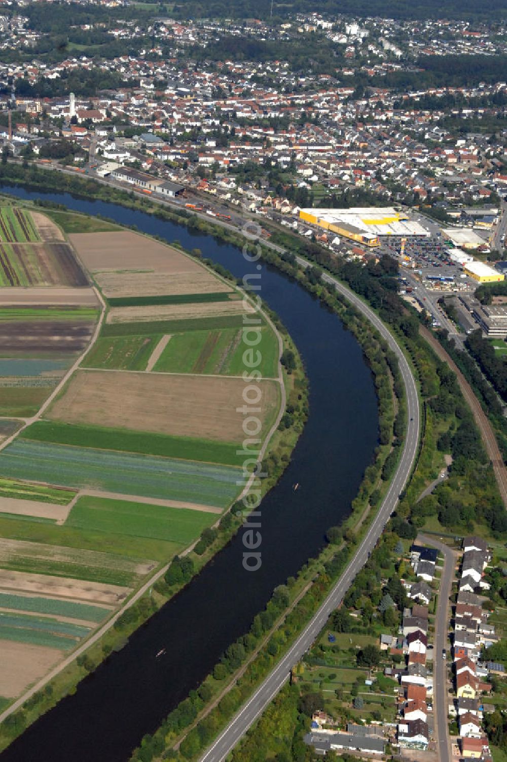 Saarlouis from the bird's eye view: Blick aus Süden entlang der Saar in Saarlouis-Fraulautern im Saarland. Am linken Saarufer erstrecken sich landwirtschaftliche Nutzflächen. Am rechten Ufer erstreckt sich der Stadtteil Fraulautern. View from south along the Saar river.