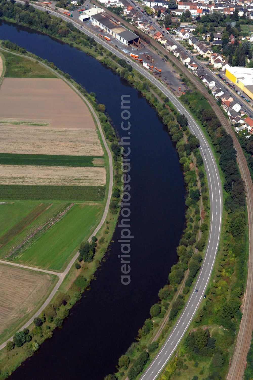 Aerial image Saarlouis - Blick aus Südosten entlang der Saar in Saarlouis-Fraulautern im Saarland. Am linken Saarufer erstrecken sich landwirtschaftliche Nutzflächen. Am rechten Ufer erstreckt sich der Stadtteil Fraulautern. View from southeast along the Saar river.