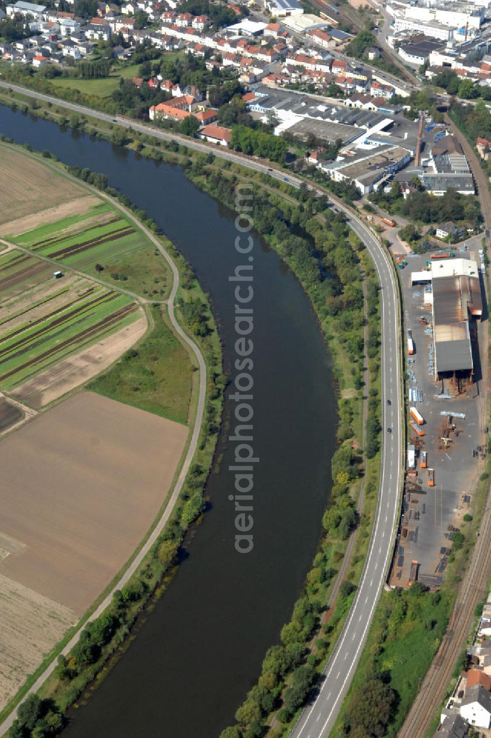 Aerial photograph Saarlouis - Blick aus Südosten entlang der Saar in Saarlouis-Fraulautern im Saarland. Am linken Saarufer erstrecken sich landwirtschaftliche Nutzflächen. Am rechten Ufer erstreckt sich der Stadtteil Fraulautern. View from southeast along the Saar river.