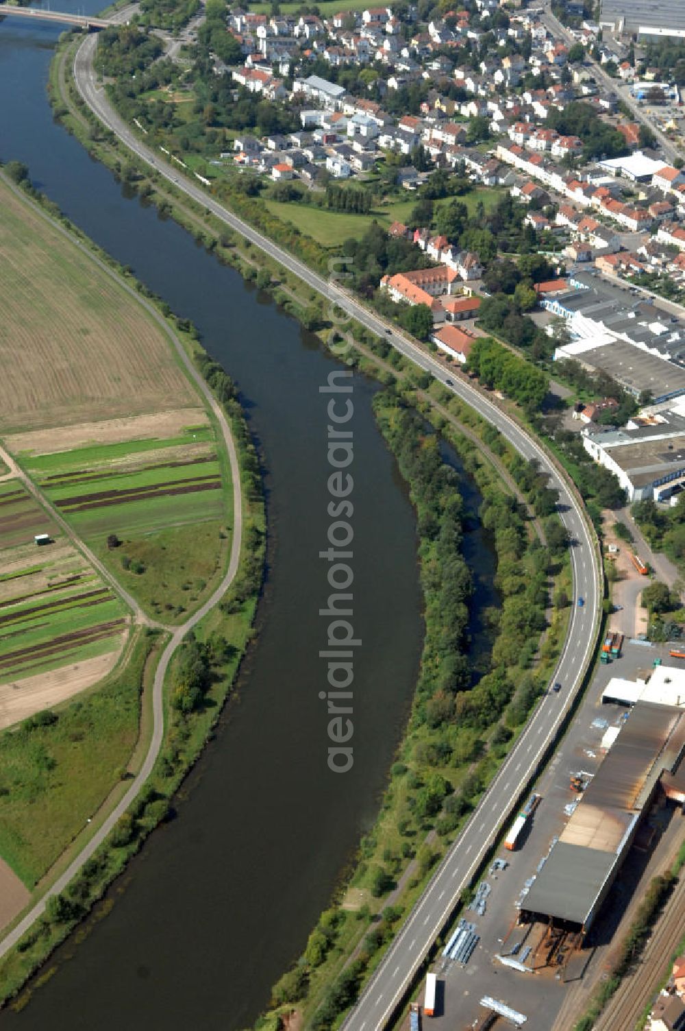 Saarlouis from above - Blick aus Osten entlang der Saar in Saarlouis-Fraulautern im Saarland. Am linken Saarufer erstrecken sich landwirtschaftliche Nutzflächen. Am rechten Ufer erstreckt sich der Stadtteil Fraulautern. View from east along the Saar river.