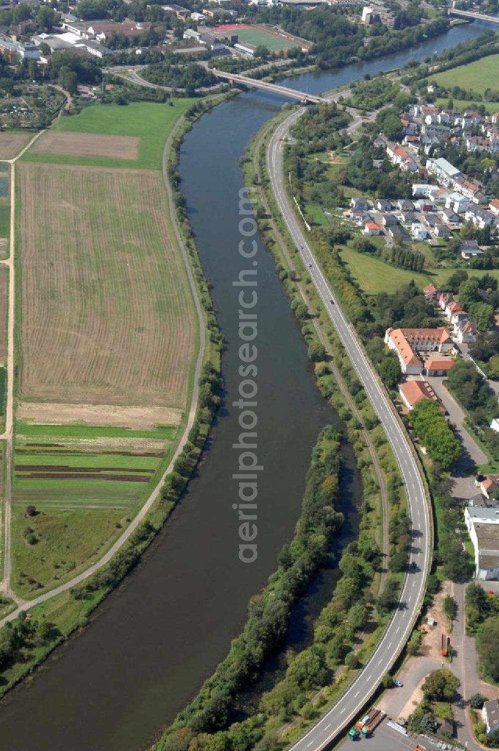 Saarlouis from the bird's eye view: Blick aus Osten entlang der Saar mit der Peter-Neis-Brücke in Saarlouis-Fraulautern im Saarland. Am linken Saarufer erstrecken sich landwirtschaftliche Nutzflächen. Am rechten Ufer erstreckt sich der Stadtteil Fraulautern. View from east along the Saar river.