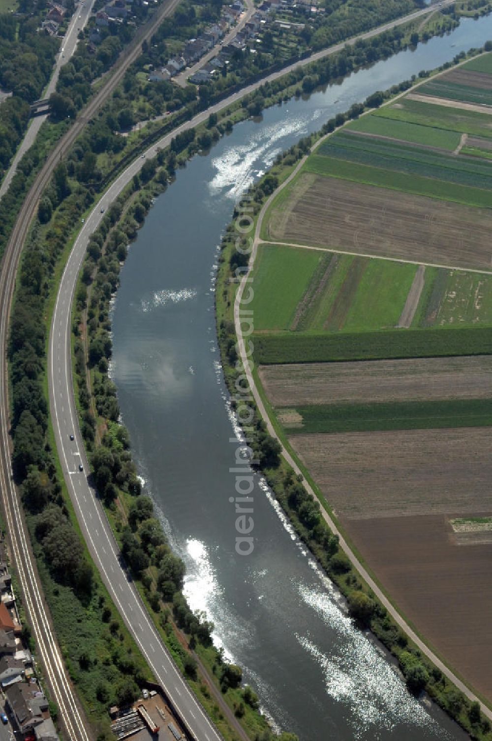 Aerial image Saarlouis - Blick aus Norden entlang der Saar in Saarlouis-Fraulautern im Saarland. Am linken Saarufer erstrecken sich landwirtschaftliche Nutzflächen. Am rechten Ufer erstreckt sich der Stadtteil Fraulautern. View from north along the Saar river.