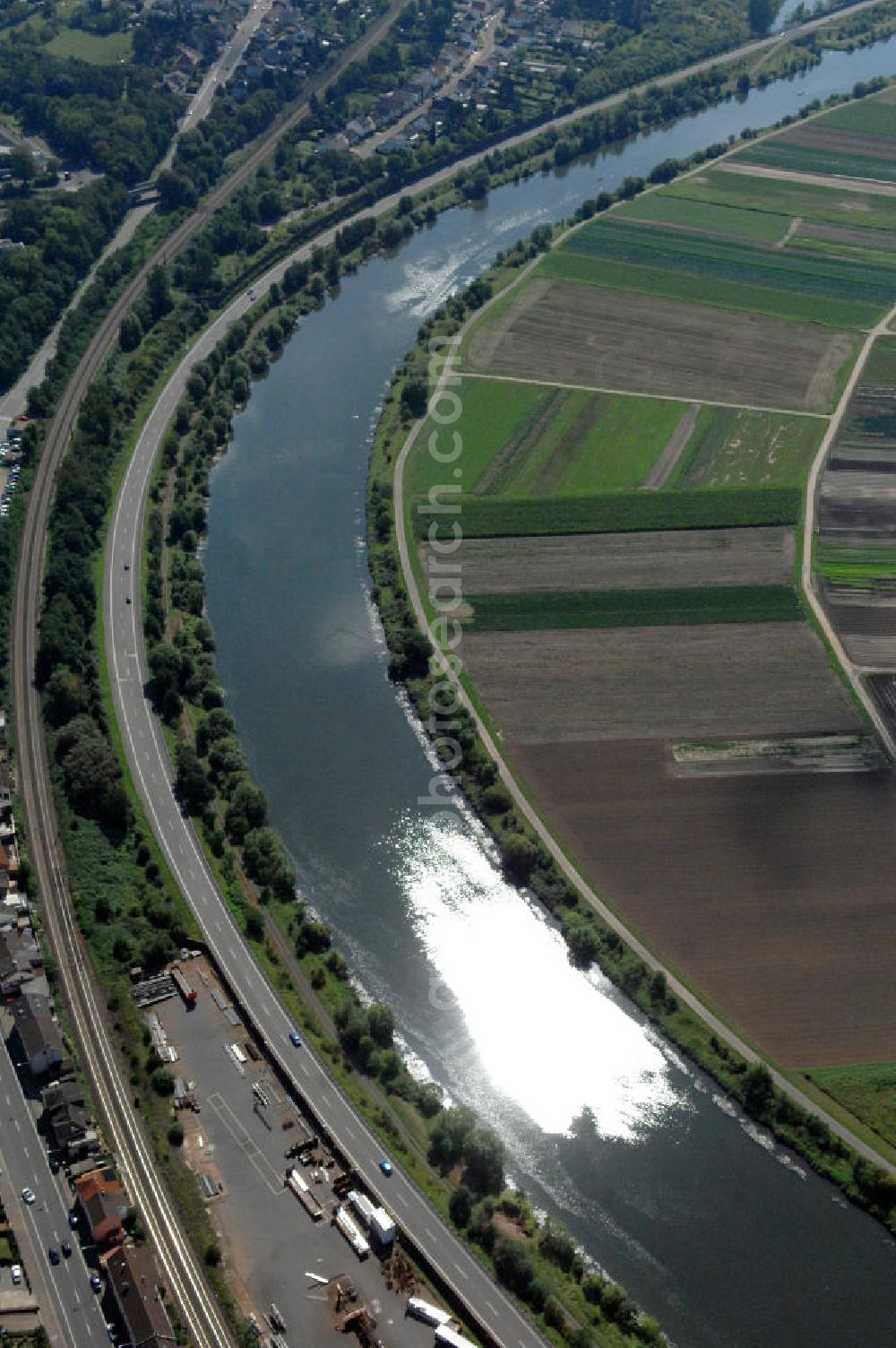 Aerial photograph Saarlouis - Blick aus Norden entlang der Saar in Saarlouis-Fraulautern im Saarland. Am linken Saarufer erstrecken sich landwirtschaftliche Nutzflächen. Am rechten Ufer erstreckt sich der Stadtteil Fraulautern. View from north along the Saar river.