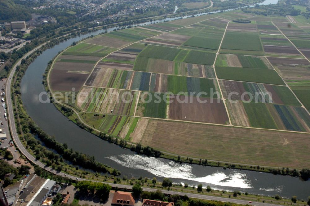 Saarlouis from above - Blick aus Norden entlang der Saar in Saarlouis-Fraulautern im Saarland. Am linken Saarufer erstrecken sich landwirtschaftliche Nutzflächen. Am rechten Ufer erstreckt sich der Stadtteil Fraulautern. View from north along the Saar river.