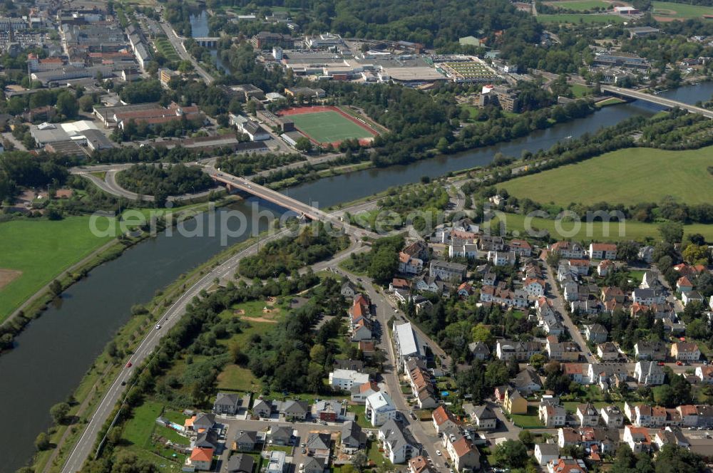 Aerial photograph Saarlouis - Blick aus Nordosten entlang der Saar mit der Peter-Neis-Brücke und der Gustav-Heinemann-Brücke in Saarlouis im Saarland. Am linken Saarufer erstreckt sich die Innenstadt. Am rechten Ufer erstreckt sich der Stadtteil Roden. View from northeast along the Saar river.