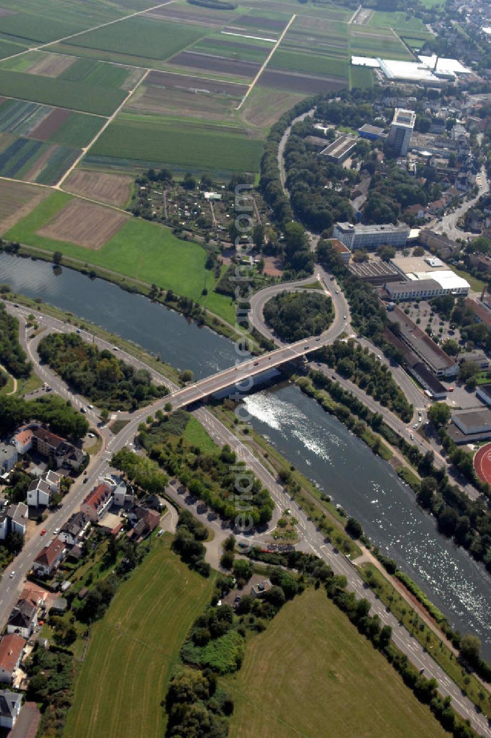 Saarlouis from above - Blick aus Nordwesten entlang der Saar mit der Peter-Neis-Brücke in Saarlouis im Saarland. Am linken Saarufer erstreckt sich die Innenstadt. Am rechten Ufer erstreckt sich der Stadtteil Roden. View from northwest along the Saar river.