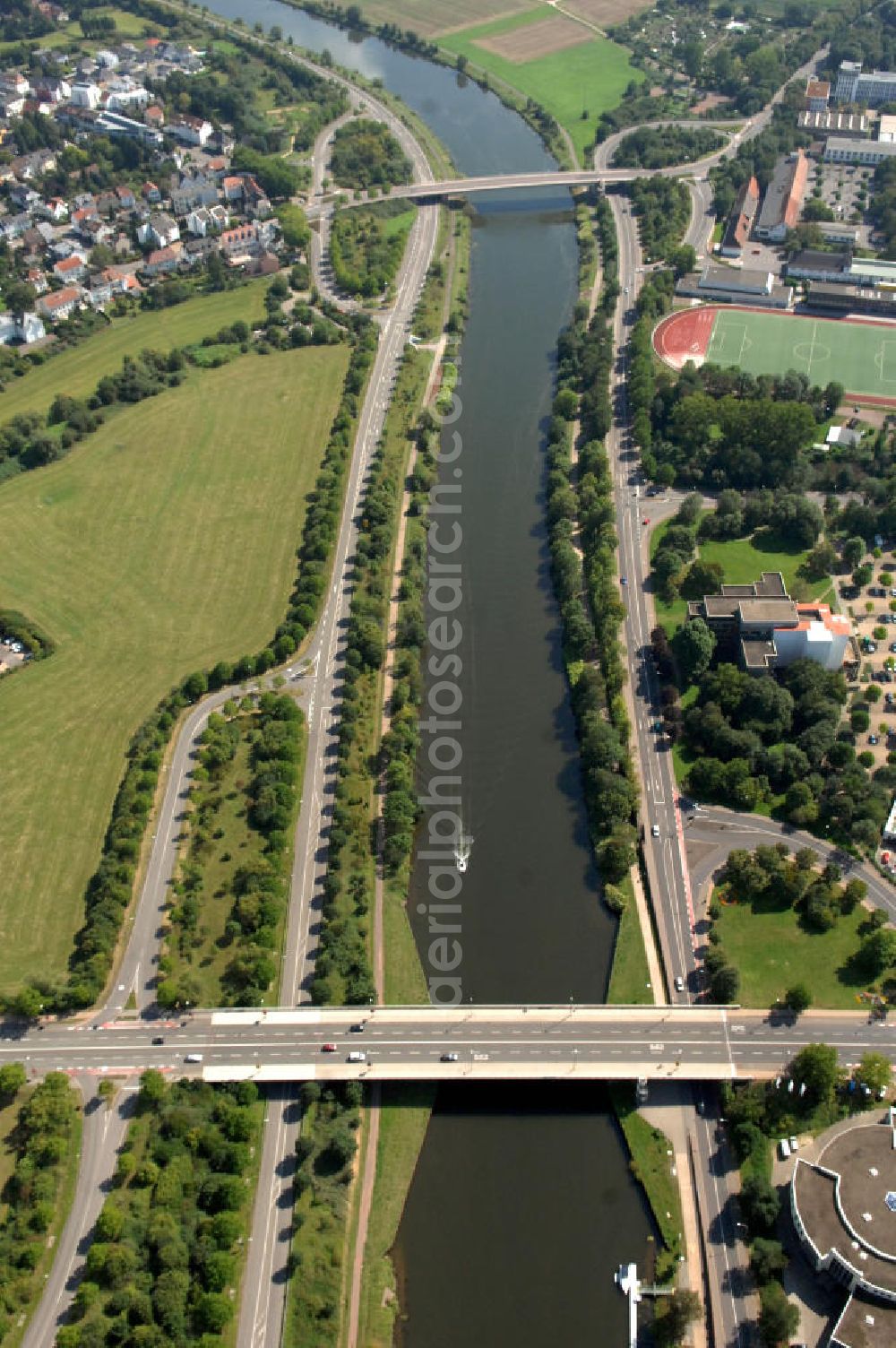 Aerial image Saarlouis - Blick aus Nordwesten entlang der Saar mit der Peter-Neis-Brücke und der Gustav-Heinemann-Brücke in Saarlouis im Saarland. Am linken Saarufer erstreckt sich die Innenstadt. Am rechten Ufer erstreckt sich der Stadtteil Roden. View from northwest along the Saar river.