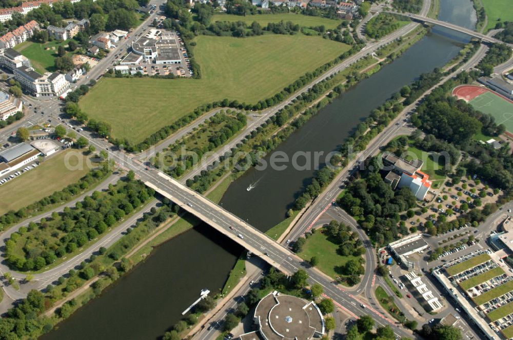 Aerial photograph Saarlouis - Blick aus Westen entlang der Saar mit der Peter-Neis-Brücke und der Gustav-Heinemann-Brücke in Saarlouis im Saarland. Am linken Saarufer erstreckt sich die Innenstadt. Am rechten Ufer erstreckt sich der Stadtteil Roden. View from west along the Saar river.