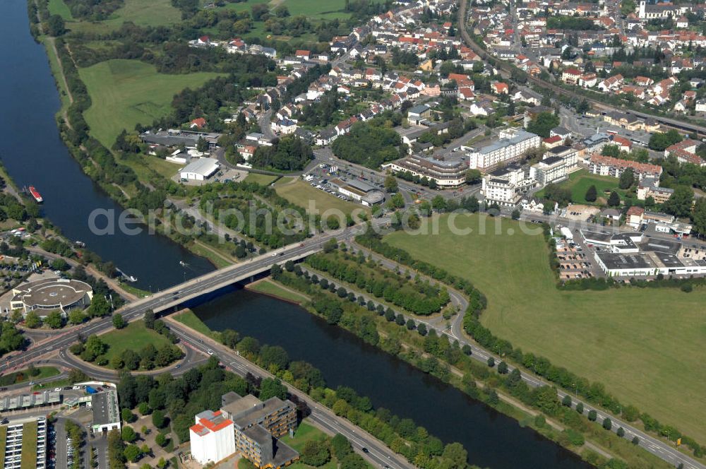 Saarlouis from above - Blick aus Südosten entlang der Saar mit der Gustav-Heinemann-Brücke in Saarlouis im Saarland. Am linken Saarufer erstreckt sich die Innenstadt. Am rechten Ufer erstreckt sich der Stadtteil Roden. View from southeast along the Saar river.