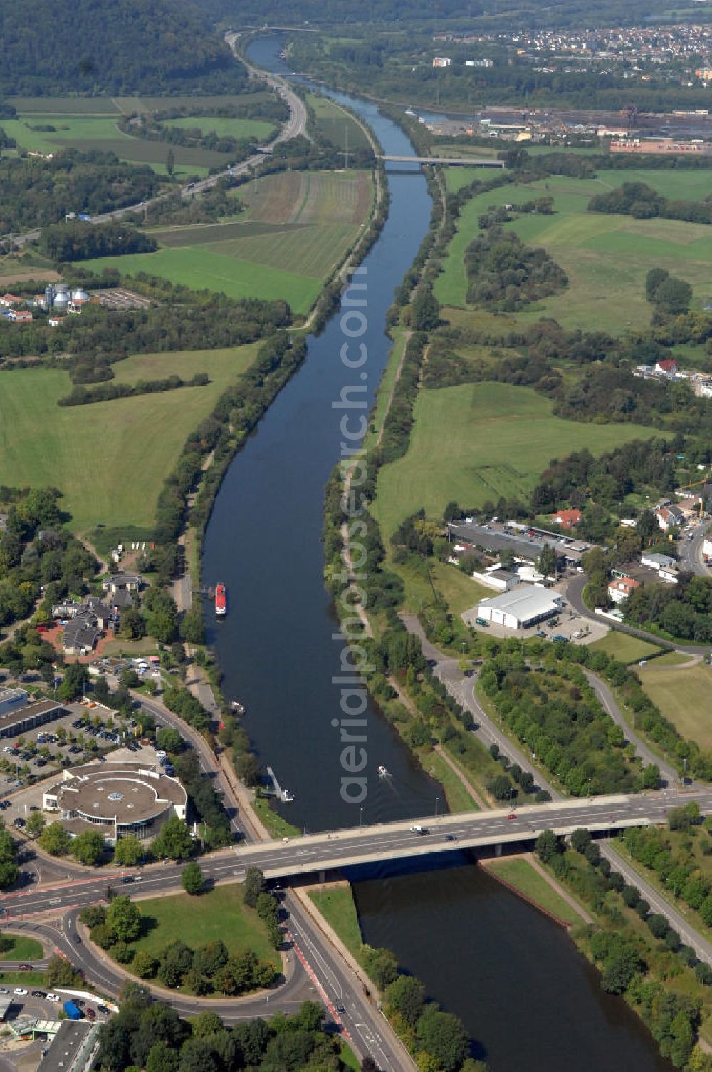 Saarlouis from the bird's eye view: Blick aus Osten entlang der Saar mit der Gustav-Heinemann-Brücke in Saarlouis im Saarland. Am linken Saarufer erstreckt sich die Innenstadt. Am rechten Ufer erstreckt sich der Stadtteil Roden. View from east along the Saar river.