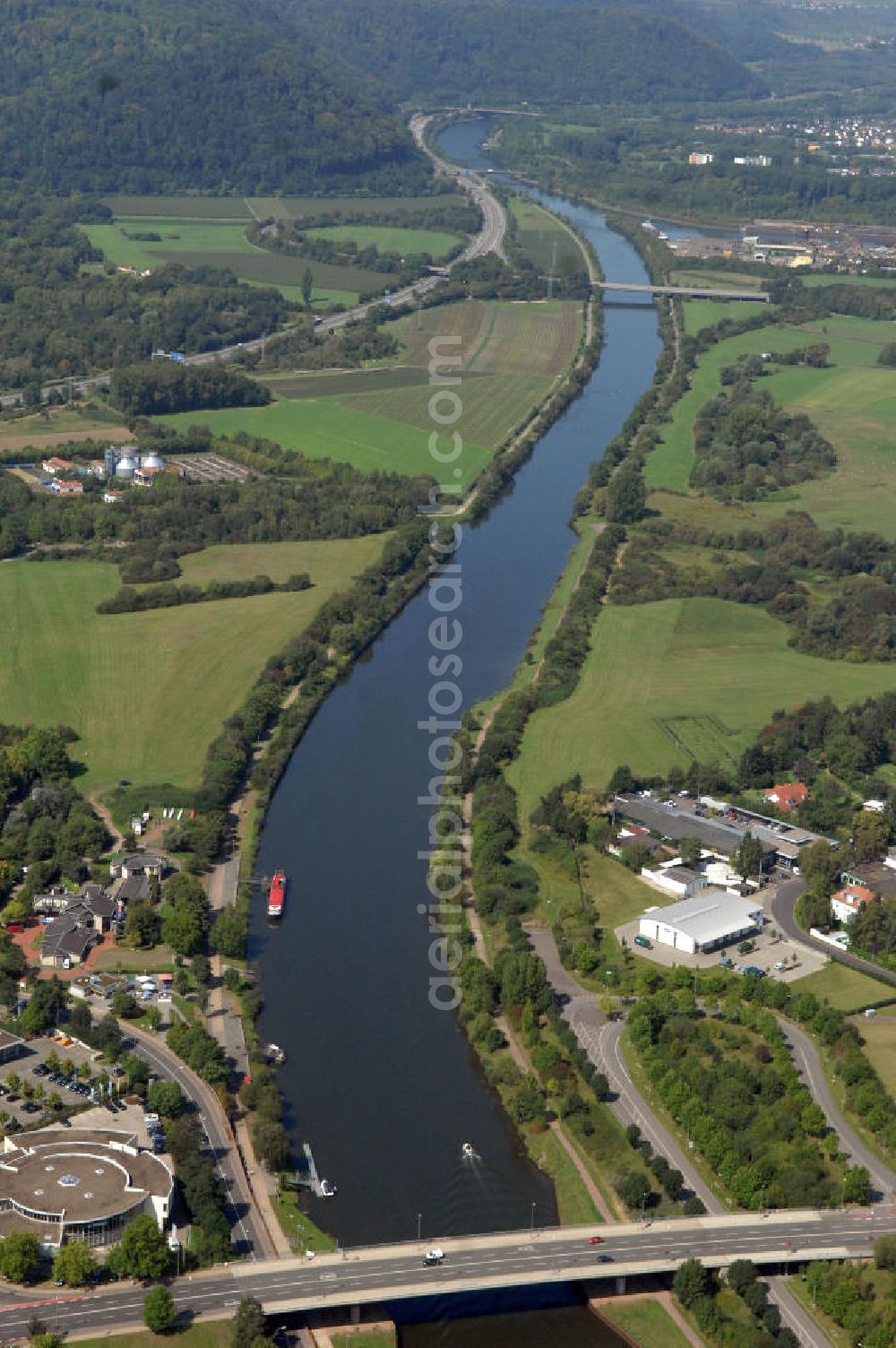 Aerial image Saarlouis - Blick aus Osten entlang der Saar mit der Gustav-Heinemann-Brücke in Saarlouis im Saarland. Am linken Saarufer erstreckt sich die Innenstadt. Am rechten Ufer erstreckt sich der Stadtteil Roden. View from east along the Saar river.