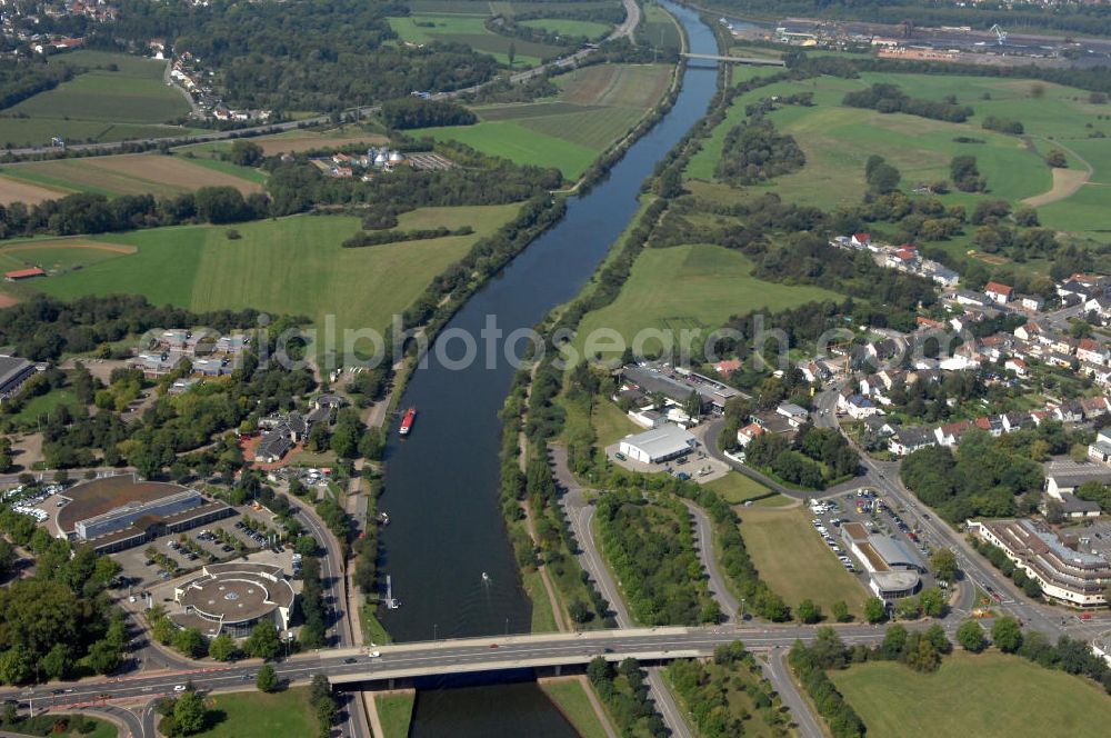 Aerial photograph Saarlouis - Blick aus Osten entlang der Saar mit der Gustav-Heinemann-Brücke in Saarlouis im Saarland. Am linken Saarufer erstreckt sich die Innenstadt. Am rechten Ufer erstreckt sich der Stadtteil Roden. View from east along the Saar river.