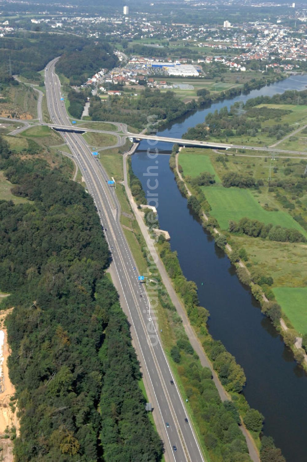 Aerial image Saarlouis - Blick aus Südosten entlang der Saar mit der Straßenbrücke zwischen Saarluis und Ensdorf in Saarlouis-Neuforweiler im Saarland. Am linken Saarufer erstreckt sich die Autobahn 620 mit der Ausfahrt Ensdorf. View from southeast along the Saar river.