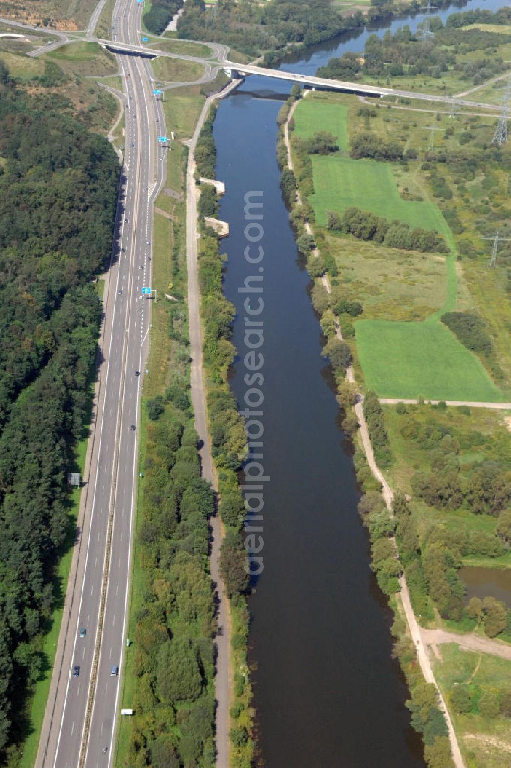 Aerial photograph Saarlouis - Blick aus Südosten entlang der Saar mit der Straßenbrücke zwischen Saarluis und Ensdorf in Saarlouis-Neuforweiler im Saarland. Am linken Saarufer erstreckt sich die Autobahn 620 mit der Ausfahrt Ensdorf. View from southeast along the Saar river.