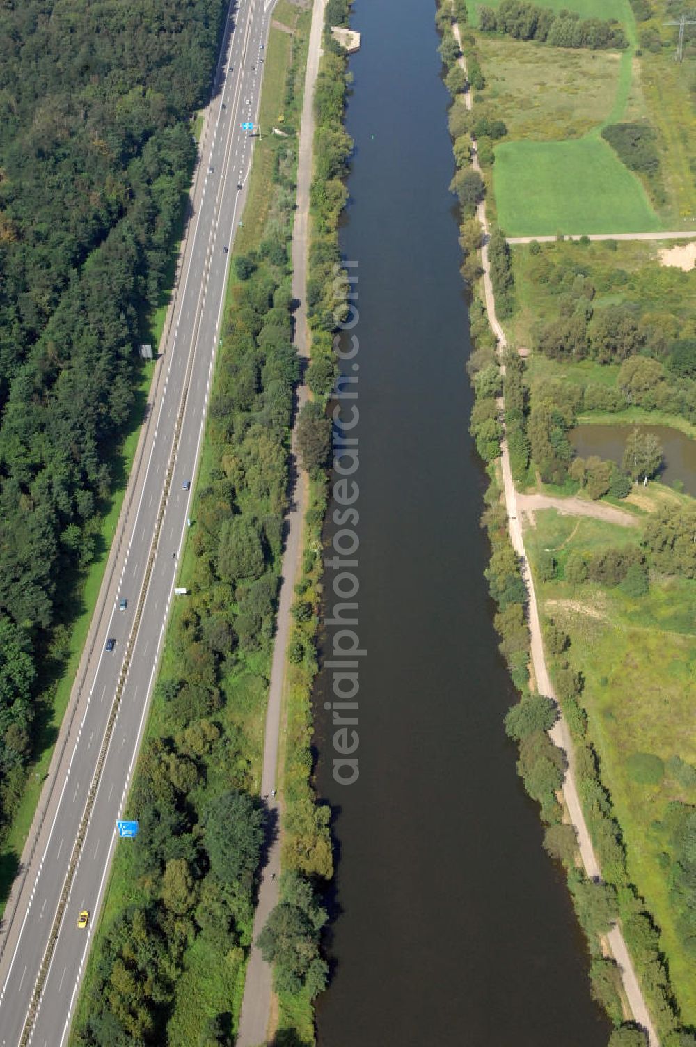 Saarlouis from above - Blick aus Südosten entlang der Saar in Saarlouis-Neuforweiler im Saarland. Am linken Saarufer erstreckt sich die Autobahn 620. View from southeast along the Saar river.