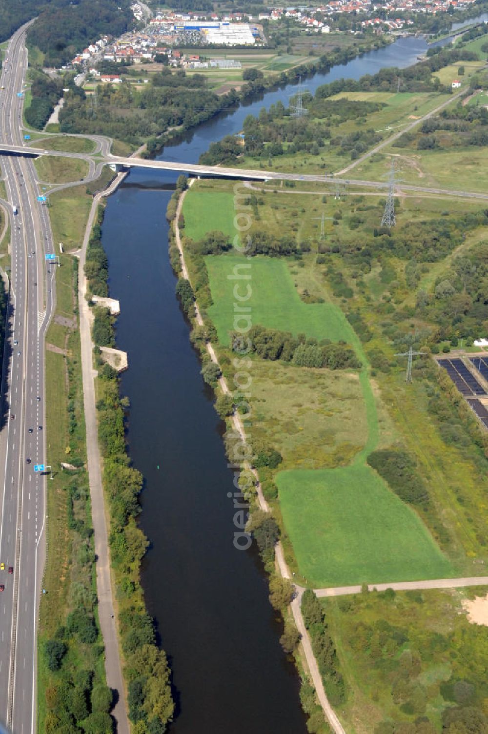 Saarlouis from the bird's eye view: Blick aus Südosten entlang der Saar mit der Straßenbrücke zwischen Saarluis und Ensdorf in Saarlouis-Neuforweiler, sowie der Schleuse Lisdorf im Saarland. Am linken Saarufer erstreckt sich die Autobahn 620 mit der Ausfahrt Ensdorf. View from southeast along the Saar river.