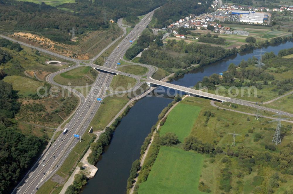 Aerial image Saarlouis - Blick aus Südosten entlang der Saar mit der Straßenbrücke zwischen Saarluis und Ensdorf in Saarlouis-Neuforweiler im Saarland. Am linken Saarufer erstreckt sich die Autobahn 620 mit der Ausfahrt Ensdorf. View from southeast along the Saar river.