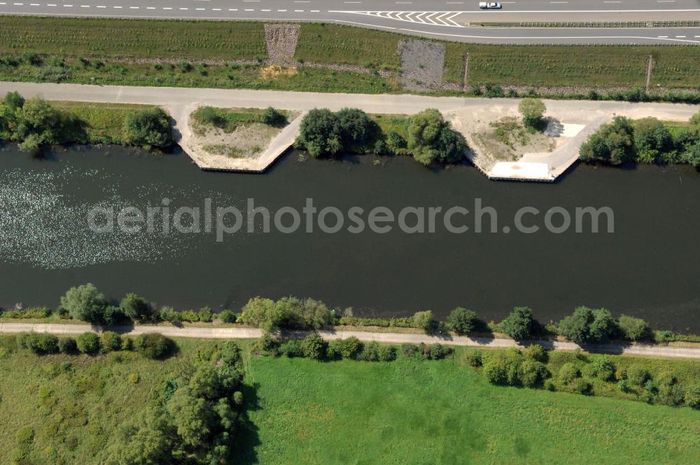 Aerial photograph Saarlouis - Blick aus Nordosten entlang der Saar in Saarlouis-Neuforweiler im Saarland. Am linken Saarufer erstreckt sich die Autobahn 620. View from northeast along the Saar river.