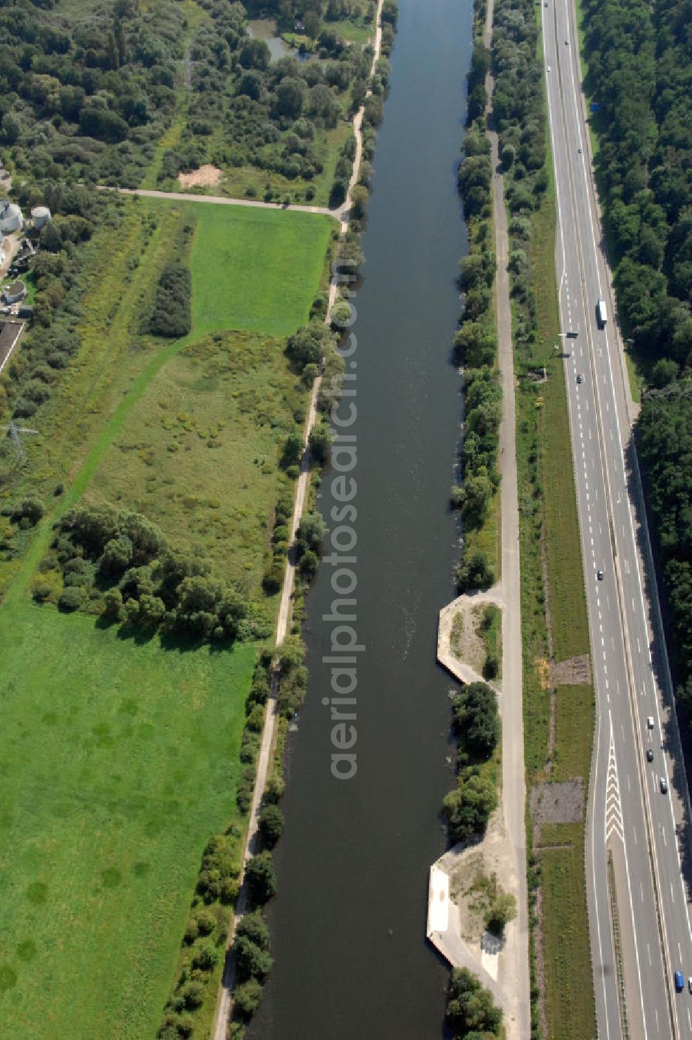 Saarlouis from above - Blick aus Nordwesten entlang der Saar in Saarlouis-Neuforweiler im Saarland. Am linken Saarufer erstreckt sich die Autobahn 620. View from northwest along the Saar river.