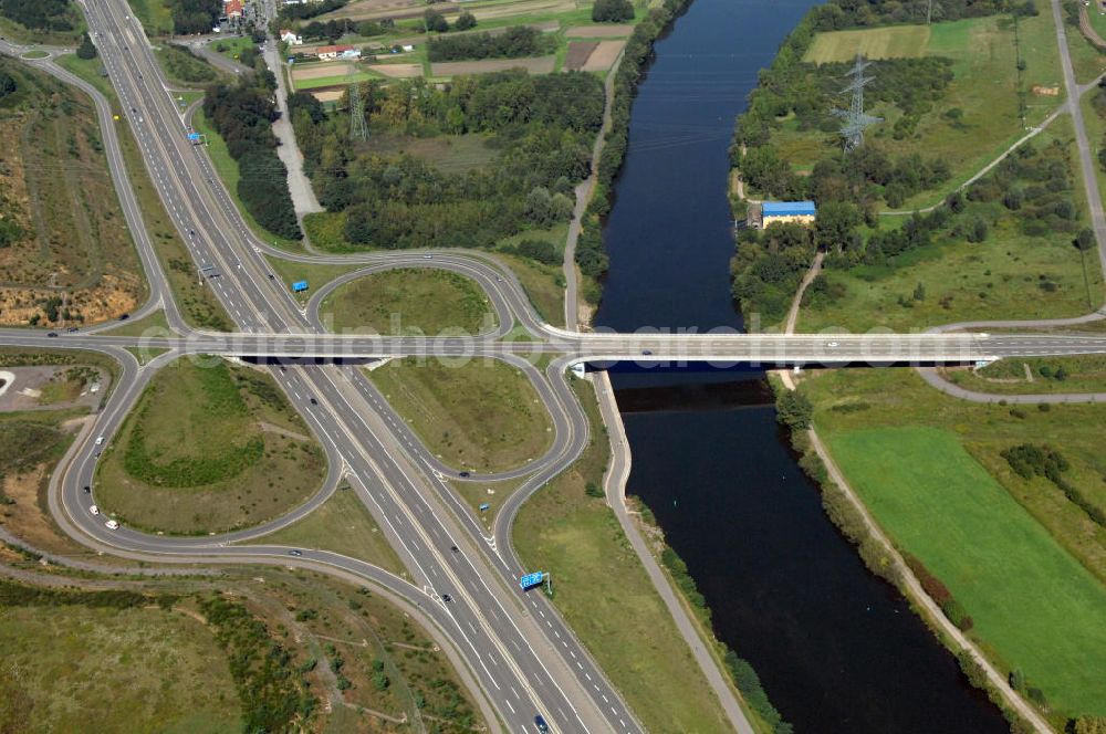 Saarlouis from the bird's eye view: Blick aus Süden entlang der Saar mit der Straßenbrücke zwischen Saarluis und Ensdorf in Saarlouis-Neuforweiler im Saarland. Am linken Saarufer erstreckt sich die Autobahn 620 mit der Ausfahrt Ensdorf. View from south along the Saar river.