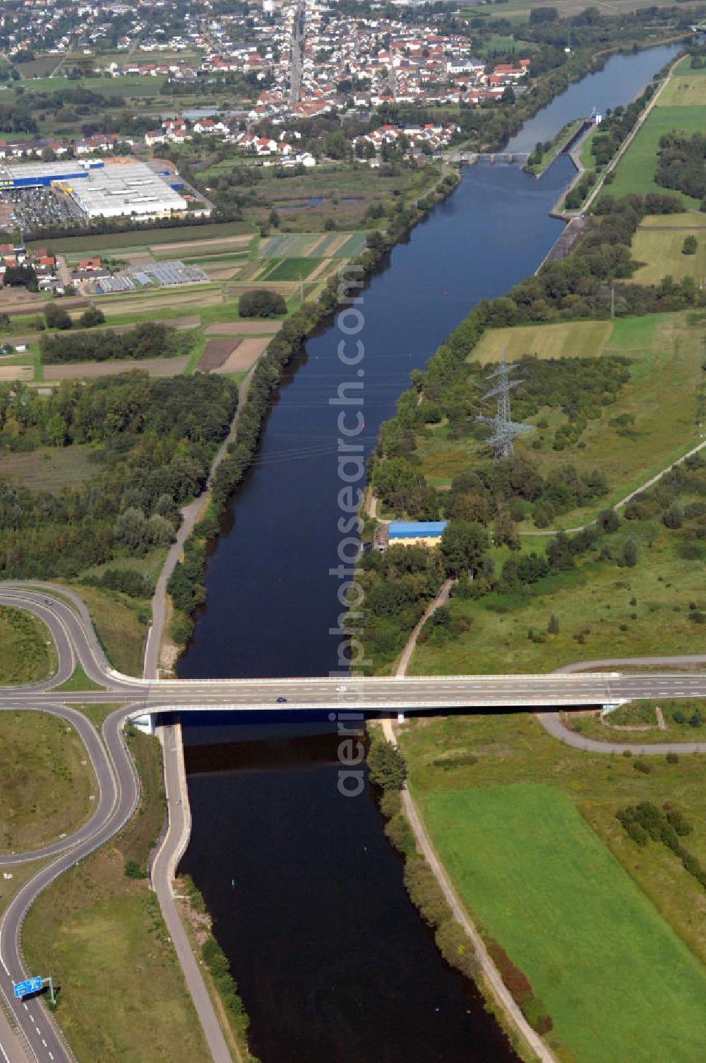 Aerial image Saarlouis - Blick aus Süden entlang der Saar mit der Straßenbrücke zwischen Saarluis und Ensdorf in Saarlouis-Neuforweiler, sowie der Schleuse Lisdorf im Saarland. Am linken Saarufer erstreckt sich die Autobahn 620 mit der Ausfahrt Ensdorf. View from south along the Saar river.