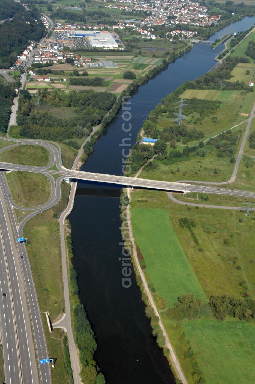 Aerial photograph Saarlouis - Blick aus Südosten entlang der Saar mit der Straßenbrücke zwischen Saarluis und Ensdorf in Saarlouis-Neuforweiler, sowie der Schleuse Lisdorf im Saarland. Am linken Saarufer erstreckt sich die Autobahn 620 mit der Ausfahrt Ensdorf. View from southeast along the Saar river.