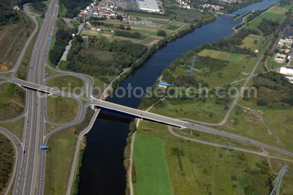 Saarlouis from above - Blick aus Süden entlang der Saar mit der Straßenbrücke zwischen Saarluis und Ensdorf in Saarlouis-Neuforweiler, sowie der Schleuse Lisdorf im Saarland. Am linken Saarufer erstreckt sich die Autobahn 620 mit der Ausfahrt Ensdorf. View from south along the Saar river.