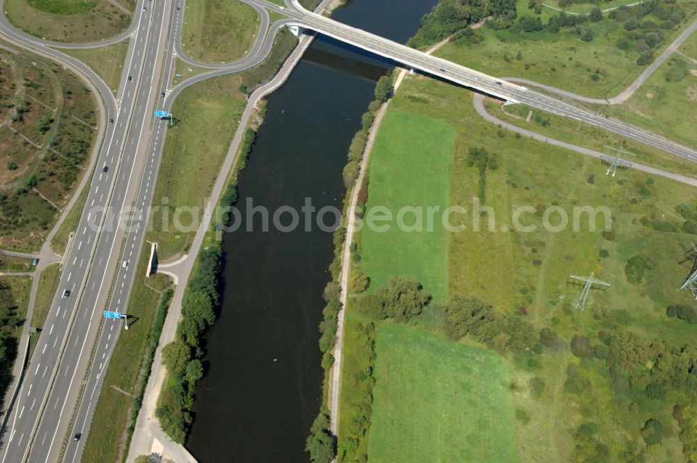 Saarlouis from the bird's eye view: Blick aus Südosten entlang der Saar mit der Straßenbrücke zwischen Saarluis und Ensdorf in Saarlouis-Neuforweiler im Saarland. Am linken Saarufer erstreckt sich die Autobahn 620 mit der Ausfahrt Ensdorf. View from southeast along the Saar river.