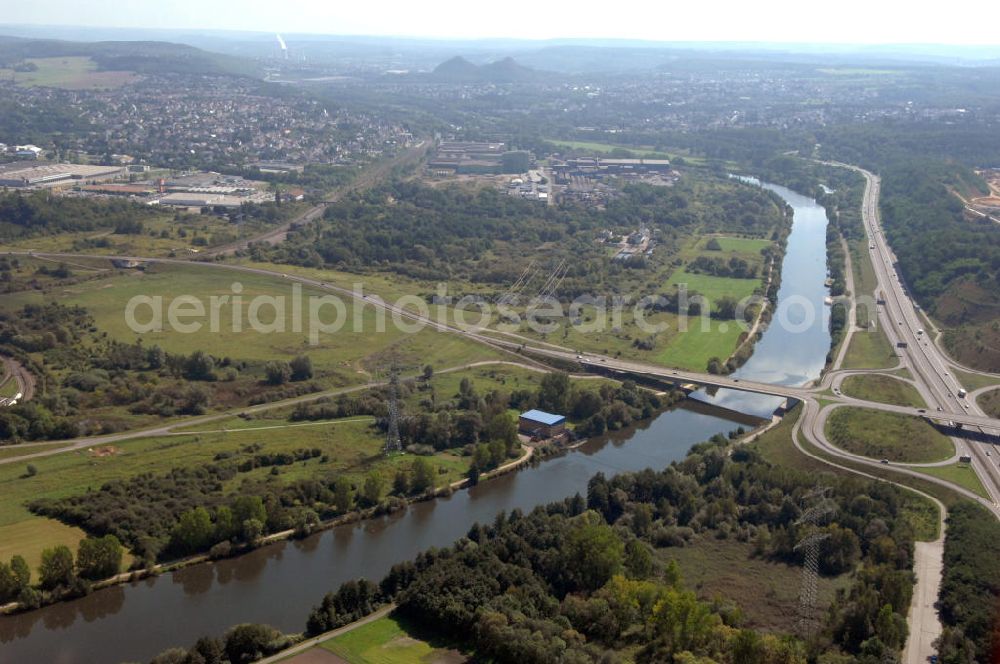 Aerial image Saarlouis - Blick aus Nordwesten entlang der Saar mit der Straßenbrücke zwischen Saarluis und Ensdorf in Saarlouis-Neuforweiler im Saarland. Am linken Saarufer erstreckt sich die Autobahn 620 mit der Ausfahrt Ensdorf. View from northwest along the Saar river.