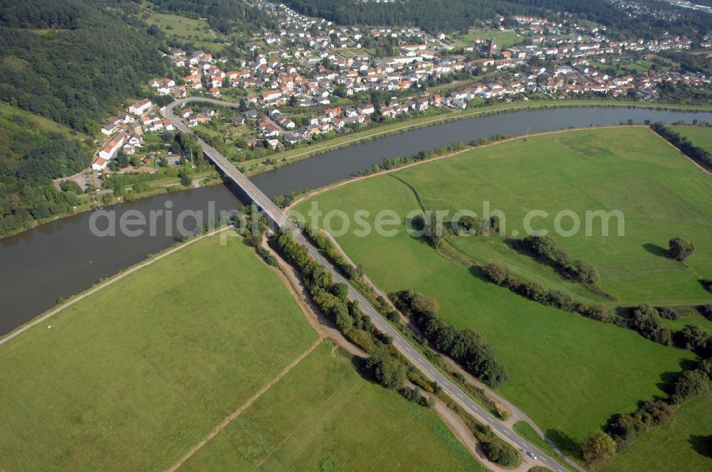 Besseringen Stadt Merzig from above - Blick aus Südwest auf den Flussverlauf der Saar. Blick über Die Aue auf der rechten Uferseite über die Saar mit Brücke auf die linke Uferseite mit der Stadt Besseringen hinter dem Hochwasserschutzdamm.