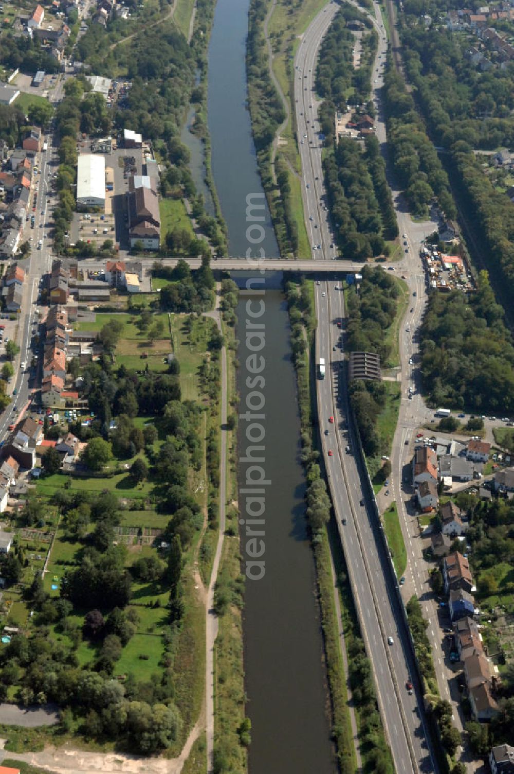 Völklingen from the bird's eye view: Blick aus Westen entlang der Saar mit der Straßenbrücke zwischen Saarbrücken-Ottenhausen und Völklingen-Luisenthal im Saarland. Am linken Saarufer erstreckt sich die Autobahn 620 im Stadtteil Gersweiler. Am rechten Ufer erstreckt sich der Stadtteil Luisenthal von Völklingen. View from west along the Saar river.