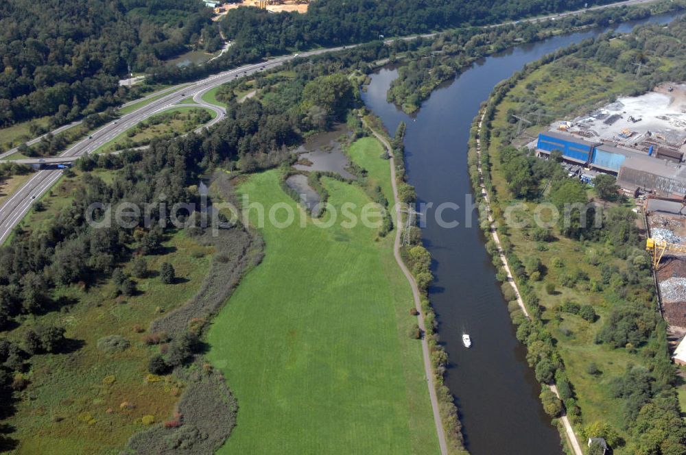 Wadgassen from the bird's eye view: Blick aus Osten entlang der Saar bei Wadgassen im Saarland. Am linken Saarufer erstreckt sich die Autobahn 620 vorbei an Wadgassen. Am rechten Ufer befindet sich das Stahlwerk Bous. View from east along the Saar river.