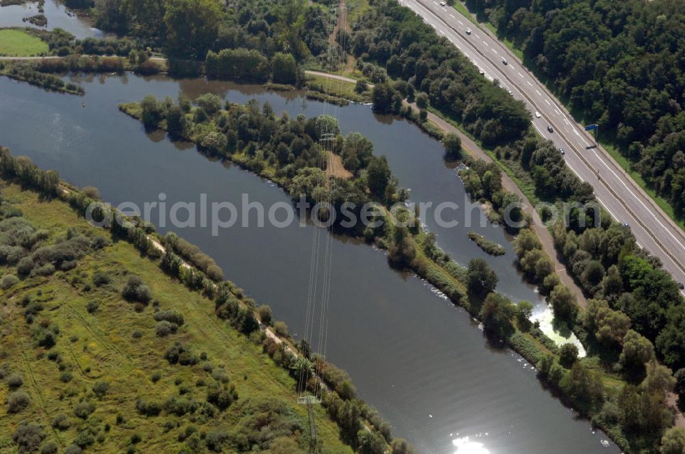 Aerial photograph Wadgassen - Blick aus Norden entlang der Saar bei Wadgassen im Saarland. Am linken Saarufer erstreckt sich die Autobahn 620 vorbei an Wadgassen. Am rechten Ufer erstreckt sich Bous. View from north along the Saar river.