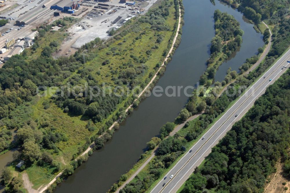 Aerial image Wadgassen - Blick aus Norden entlang der Saar bei Wadgassen im Saarland. Am linken Saarufer erstreckt sich die Autobahn 620 vorbei an Wadgassen. Am rechten Ufer befindet sich das Stahlwerk Bous. View from east along the Saar river.