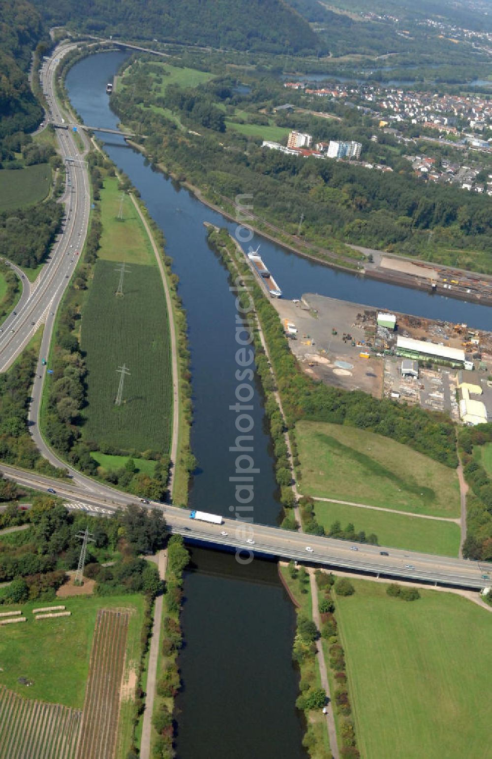 Saarlouis from the bird's eye view: Blick aus Südosten entlang der Saar in Saarlouis-Roden im Saarland. Am linken Saarufer erstreckt sich die Autobahn 620 mit dem Autobahn-Dreieck Saarlouis. Am rechten Ufer erstreckt sich die BS Baustoff-Sortimenter GmbH. View from southeast along the Saar river.