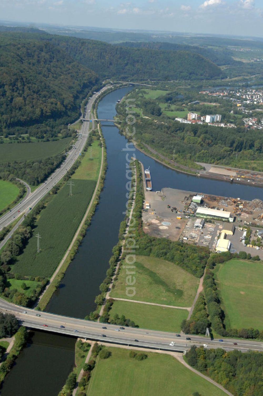 Aerial image Saarlouis - Blick aus Südosten entlang der Saar in Saarlouis-Roden im Saarland. Am linken Saarufer erstreckt sich die Autobahn 620 mit dem Autobahn-Dreieck Saarlouis. Am rechten Ufer erstreckt sich die BS Baustoff-Sortimenter GmbH. View from southeast along the Saar river.