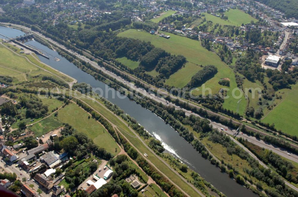 Saarbrücken from the bird's eye view: Blick aus entlang der Saar mit der Schleuse Luisenthal in Saarbrücken im Saarland. Am linken Saarufer erstreckt sich die Autobahn 620 im Stadtteil Gersweiler. Am rechten Ufer erstreckt sich der Stadtteil Altenkessel. View from east along the Saar river.