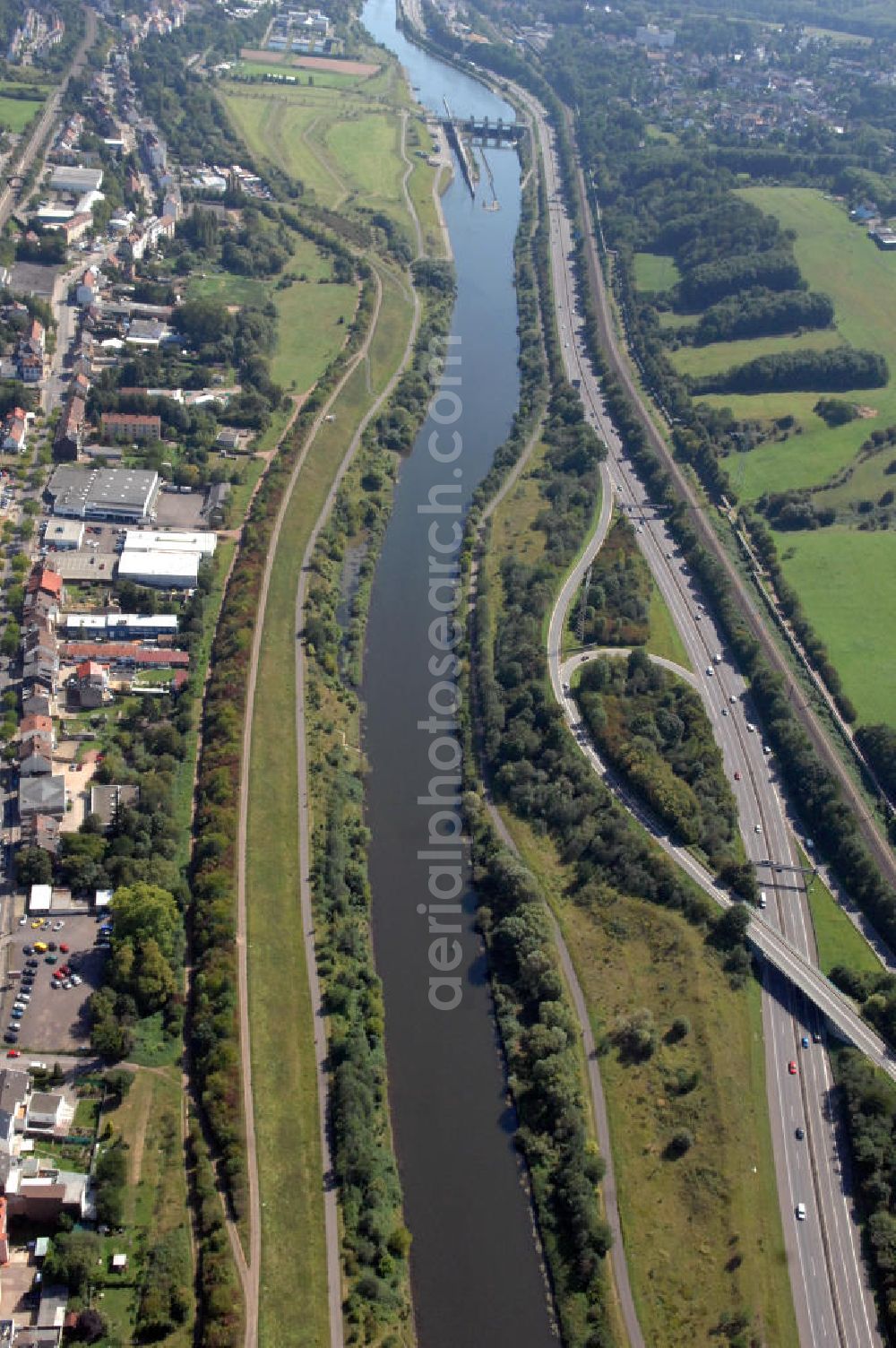 Aerial photograph Saarbrücken - Blick aus Osten entlang der Saar mit der Schleuse Luisenthal in Saarbrücken im Saarland. Am linken Saarufer erstreckt sich die Autobahn 620 mit der Ausfahrt Saarbrücken-Klarenthal im Stadtteil Gersweiler. Am rechten Ufer erstreckt sich der Stadtteil Altenkessel. View from east along the Saar river.