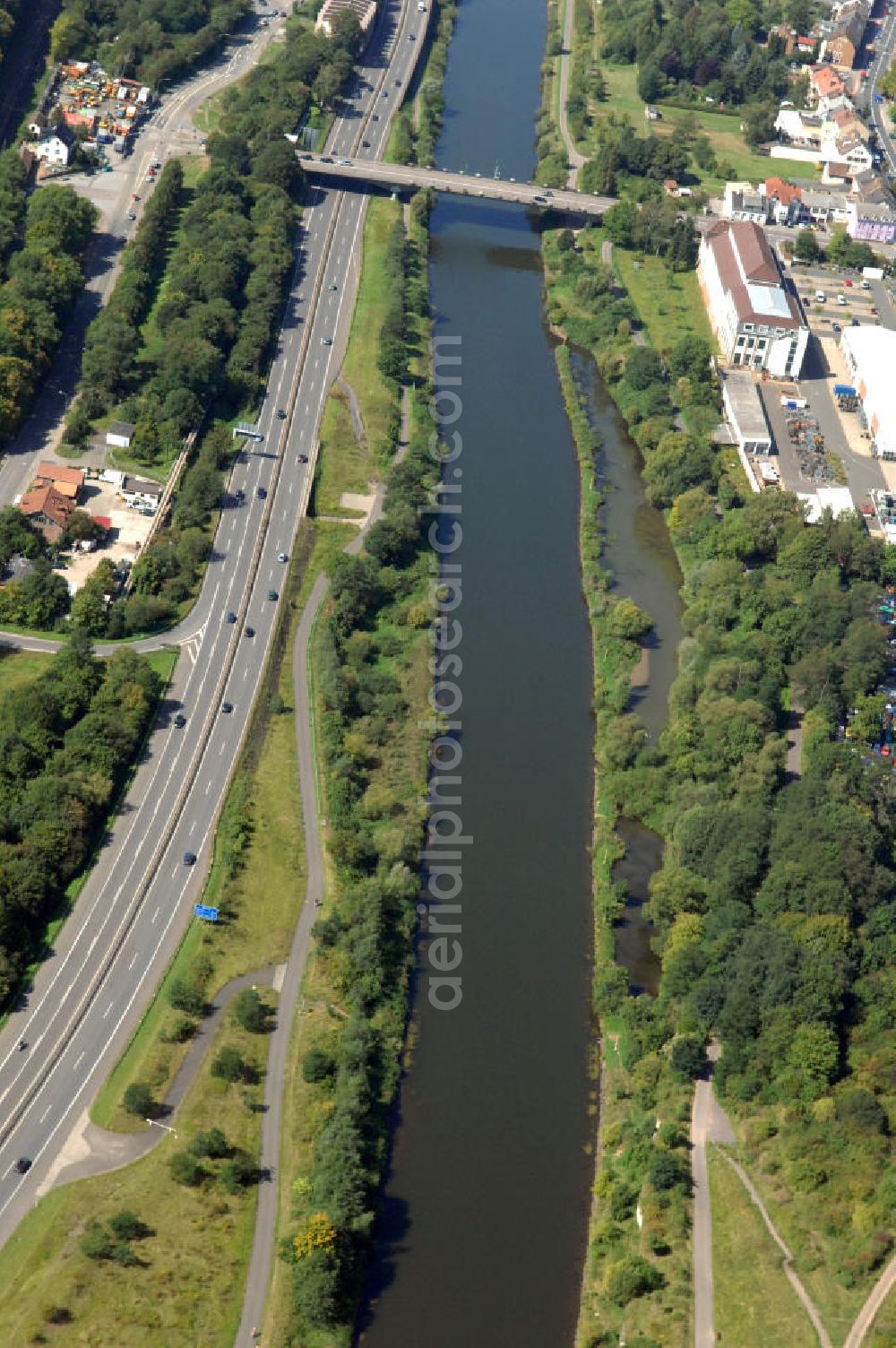 Aerial image Saarbrücken - Blick aus Osten entlang der Saar mit der Straßenbrücke zwischen Saarbrücken-Ottenhausen und Völklingen-Luisenthal im Saarland. Am linken Saarufer erstreckt sich die Autobahn 620 im Stadtteil Gersweiler. Am rechten Ufer erstreckt sich der Stadtteil Luisenthal von Völklingen. View from east along the Saar river.