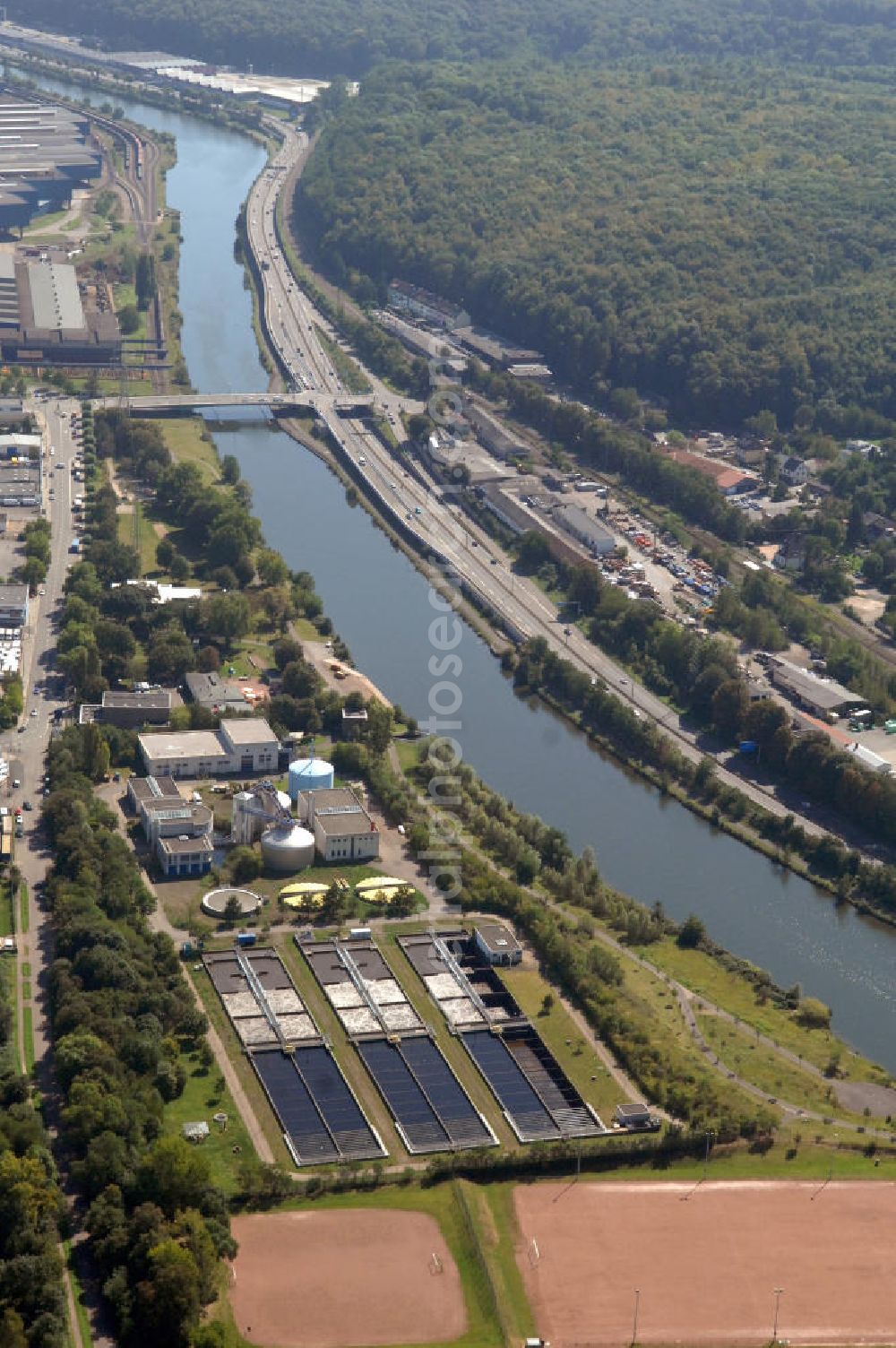 Saarbrücken from the bird's eye view: Blick aus Westen entlang der Saar mit der Gersweiler Brücke in Saarbrücken-Burbach im Saarland. Am linken Saarufer erstreckt sich die Autobahn 620 mit der Ausfahrt Saarbrücken-Gersweiler und die L & B Baustoffhandel GmbH & Co.KG. Am rechten Ufer erstreckt sich die Kläranlage Burbach des Entsorgungsverband Saar an der Mettlacher Straße. View from westwest along the Saar river.