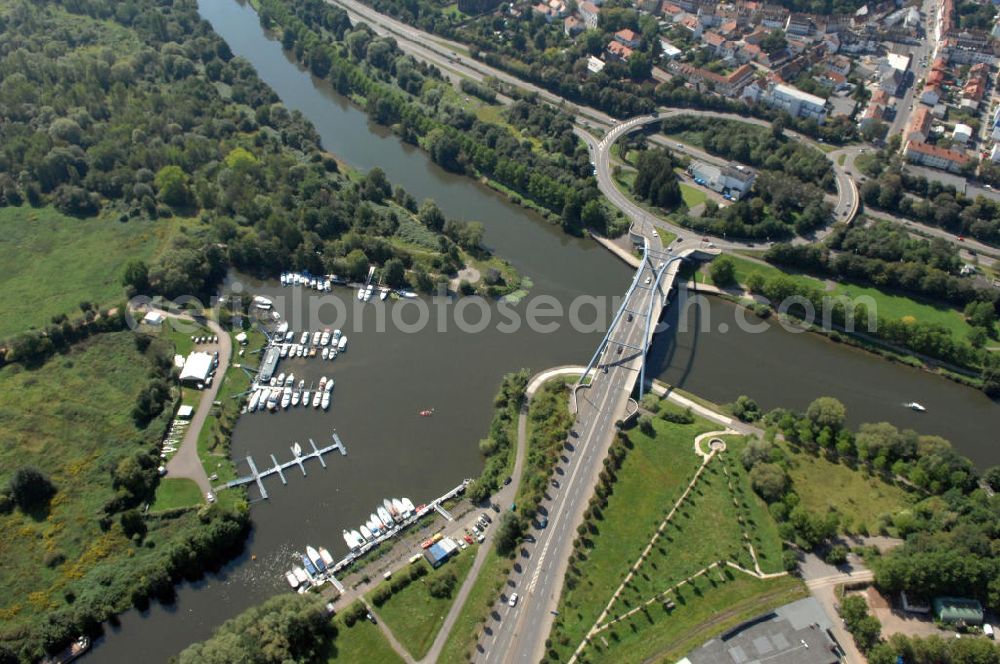 Saarbrücken from the bird's eye view: Blick aus Nordenauf die Ostspange Brücke über der Saar und dem Osthafen in Saarbrücken im Sarrland. Am linken Saarufer erstreckt sich die Bundesautobahn / Autobahn A 620 mit der kreisförmig angelegten Ausfahrt Ostspange im Stadtteil St. Arnul. Das rechte Saarufer zählt zum Stadtteil St. Johann. Course of the river Saar in the district of St. Arnual and St. Johann in Saarbrücken. It is crossed by the Ostspange bridge. The motorway exit slip road of the highway / motorway 620 is constructed in a circle.