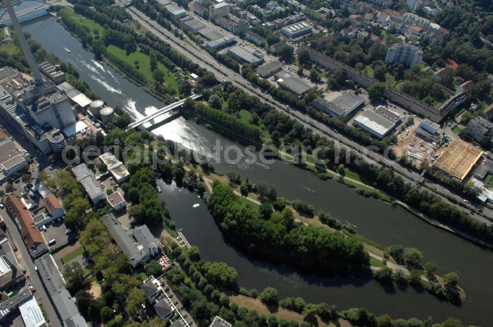 Aerial photograph Saarbrücken - Blick aus Westen entlang der Saar mit der Ostspange Brücke und Daarler Brücke und dem Osthafen in Saarbrücken im Sarrland. Am linken Saarufer erstreckt sich die Bundesautobahn / Autobahn A 620 im Stadtteil St. Arnual. Am rechten Saarufer erstreckt sich der Stadtteil St. Johann. Course of the river Saar in the district of St. Arnual in Saarbrücken. Next to the riverer there is the highway A 620.