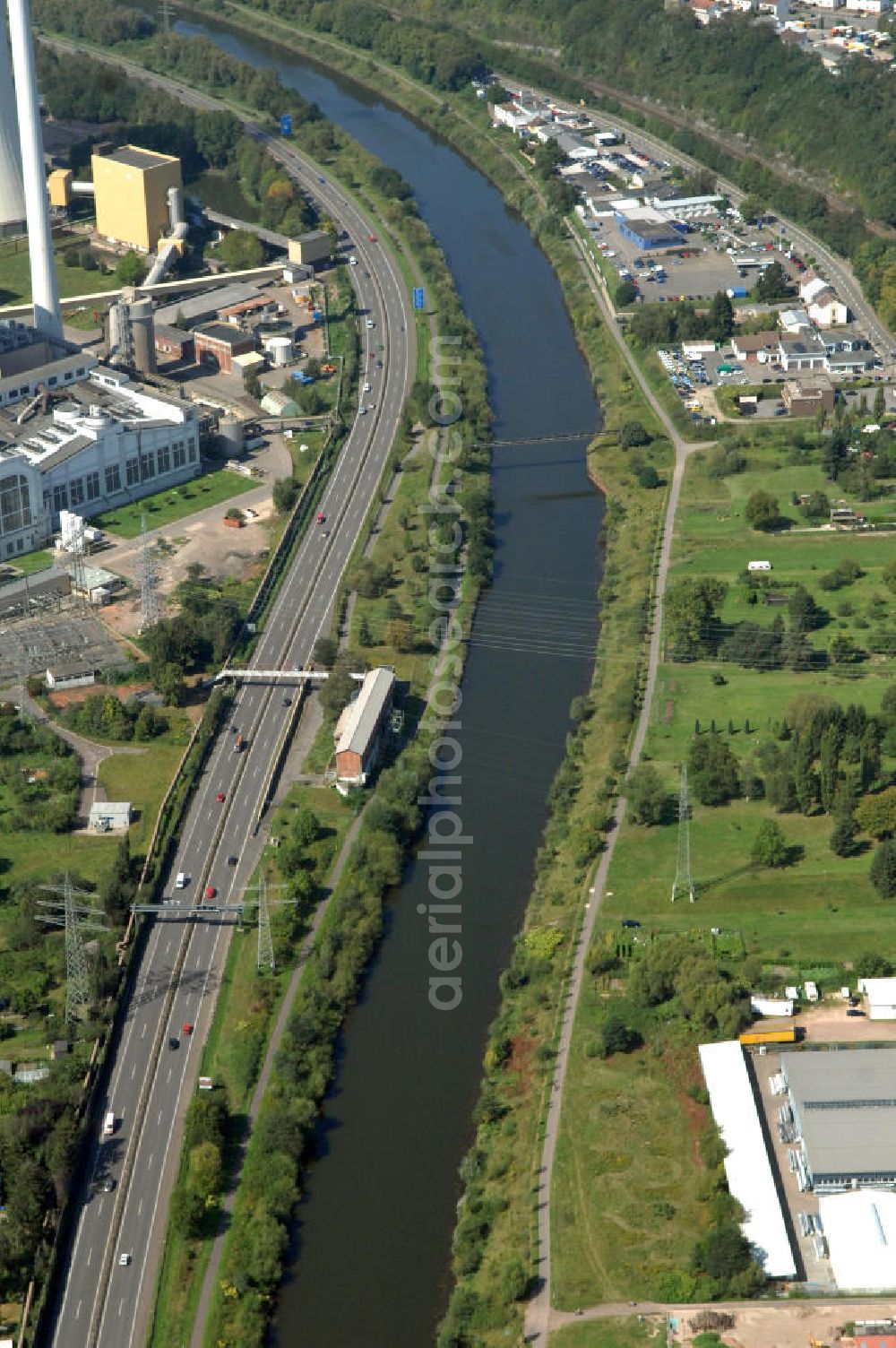 Völklingen from above - Blick aus Osten entlang der Saar in Völklingen im Saarland. Am linken Saarufer erstreckt sich die Autobahn 620 vorbei am Kraftwerk / Kohlekraftwerk Völklingen im Stadtteil Fenne. Am rechten Ufer erstreckt sich der Stadtteil Heidstock. View from east along the Saar river.