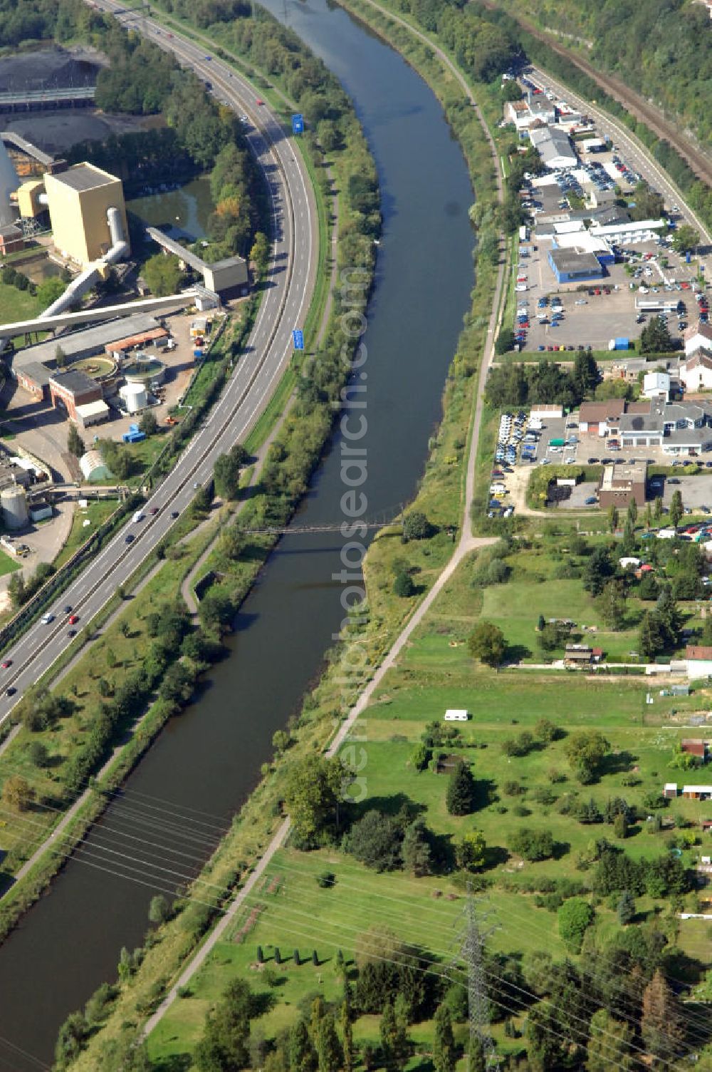 Völklingen from the bird's eye view: Blick aus Osten entlang der Saar in Völklingen im Saarland. Am linken Saarufer erstreckt sich die Autobahn 620 vorbei am Kraftwerk / Kohlekraftwerk Völklingen im Stadtteil Fenne. Am rechten Ufer erstreckt sich der Stadtteil Heidstock. View from east along the Saar river.