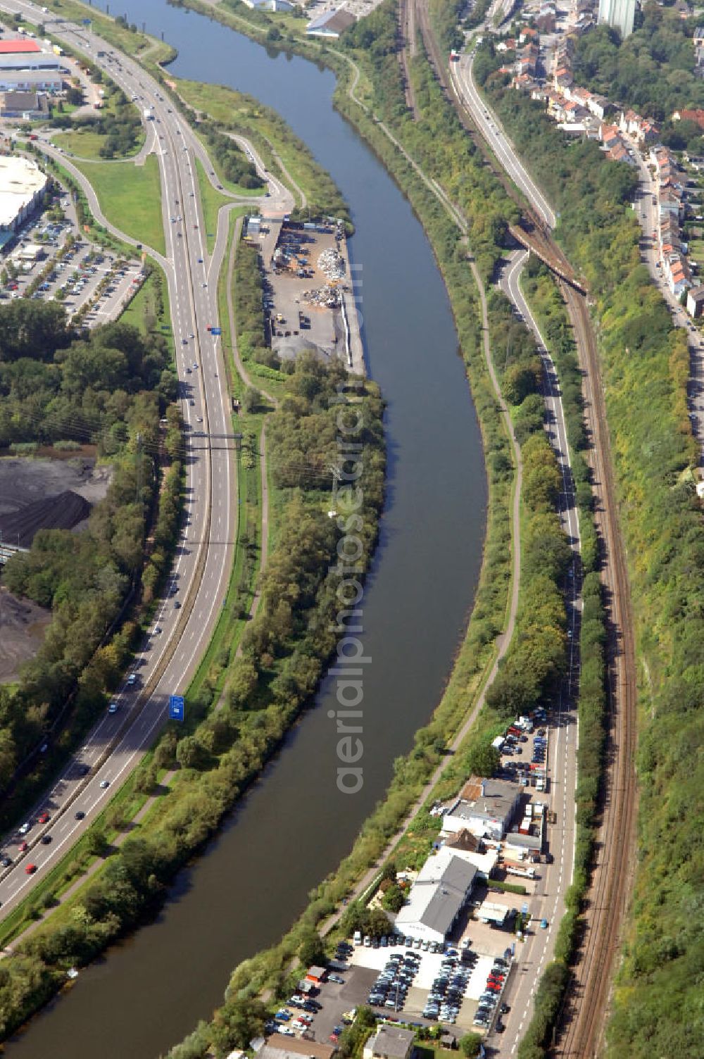 Aerial image Völklingen - Blick aus Osten entlang der Saar in Völklingen im Saarland. Am linken Saarufer erstreckt sich die Autobahn 620 vorbei am Kraftwerk / Kohlekraftwerk Völklingen im Stadtteil Fenne. Am rechten Ufer erstreckt sich der Stadtteil Heidstock. View from east along the Saar river.