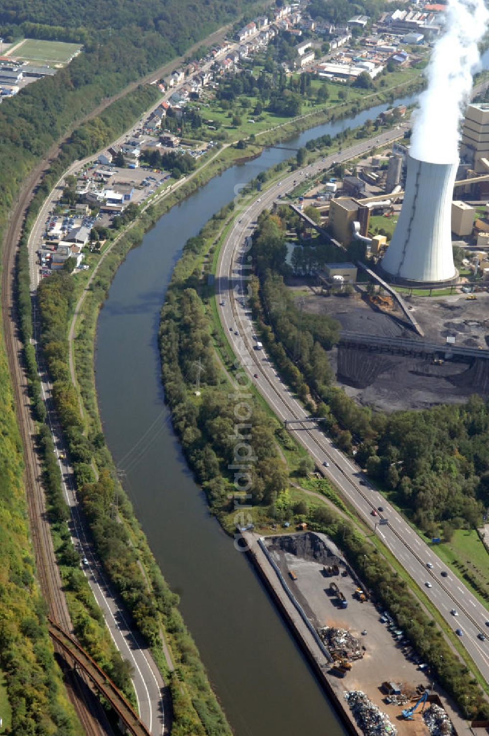 Völklingen from above - Blick aus Westen entlang der Saar in Völklingen im Saarland. Am linken Saarufer erstreckt sich die Autobahn 620 vorbei am Kraftwerk / Kohlekraftwerk Völklingen im Stadtteil Fenne. Am rechten Ufer erstreckt sich der Stadtteil Heidstock. View from west along the Saar river.